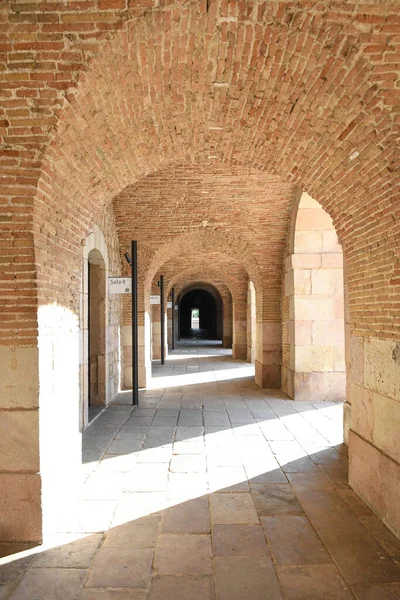 Kemer şeklindeki tuğla girişe bak