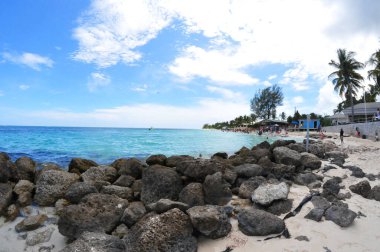 Freeport Bahamalar 'daki plaj.