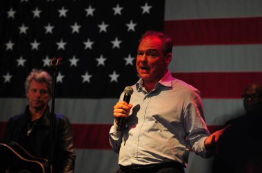 Şarkıcı Jon Bon Jovi, 5 Kasım 2016 'da St. Petersburg Florida' da Devlet Street Theater in Support of HIllary Clinton 'ın Başkan İhalesi' nde sahne alıyor.