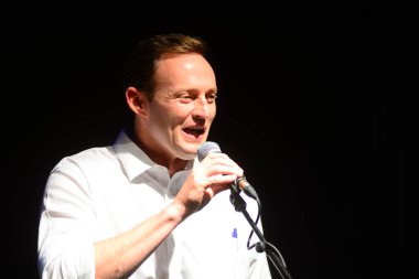 Şarkıcı Jon Bon Jovi, 5 Kasım 2016 'da St. Petersburg Florida' da Devlet Street Theater in Support of HIllary Clinton 'ın Başkan İhalesi' nde sahne alıyor.