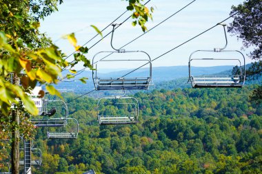 Manzara üzerinden teleferik görüntüsü