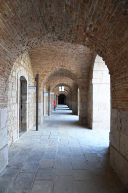 Kalenin kemerleriyle eski koridora bak.