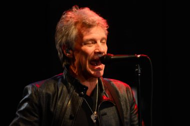 Şarkıcı Jon Bon Jovi, 5 Kasım 2016 'da St. Petersburg Florida' da Devlet Street Theater in Support of HIllary Clinton 'ın Başkan İhalesi' nde sahne alıyor.
