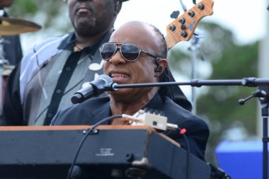 Stevie Wonder, Başkan Barack Obama 'nın 6 Kasım 2016' da Kissimmee Florida 'da başkanlık adaylığını destekleyen mitinginde performans sergiliyor..