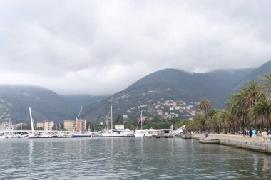 Kıyı kasabasının güzel manzarası