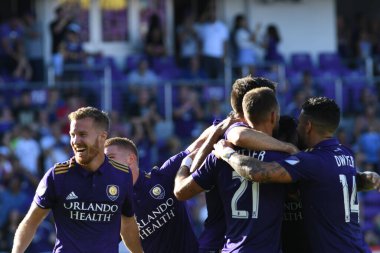 Orlando Magic oyuncusu Fournier, 25 Ekim 2018 tarihinde Orlando Florida 'daki Amway Center' da spor ceketlilere karşı gol atmaya çalıştı..  