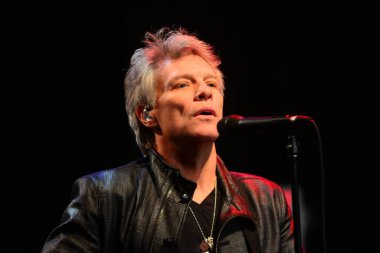 Şarkıcı Jon Bon Jovi, 5 Kasım 2016 'da St. Petersburg Florida' da Devlet Street Theater in Support of HIllary Clinton 'ın Başkan İhalesi' nde sahne alıyor.