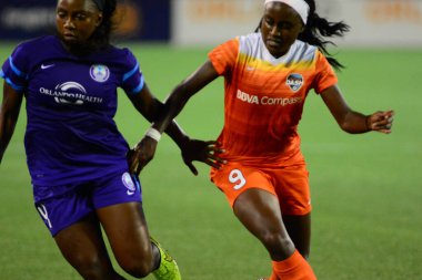 Orlando Pride sunucusu Houston Dash 23 Haziran 2016 'da Orlando Florida' daki Dünya Kampı Stadyumu 'nda..