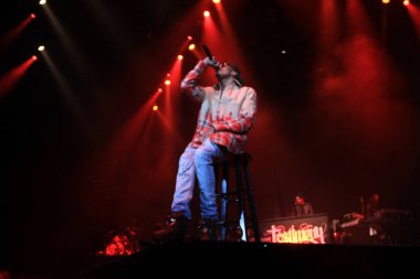 R & B Şarkıcısı Usher 12 Aralık 2014 'te Orlando Florida' daki Amway Center 'da sahne alacak..  