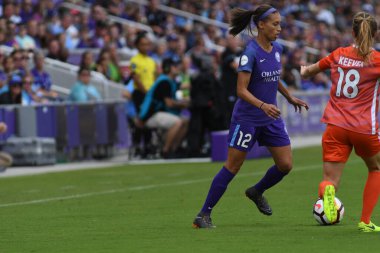 Orlando Pride, 22 Nisan 2018 'de Florida, Orlando' daki Exploria Stadyumu 'nda Houston Dash' e ev sahipliği yaptı.. 