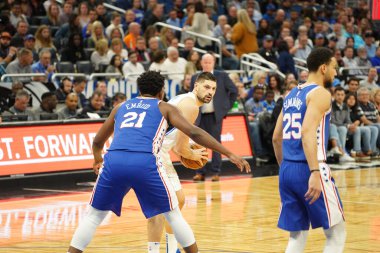 Orlando Magic 27 Aralık 2019 Cuma günü Orlando, Florida 'daki Amway Arena' da Philadelphia 76ers 'a ev sahipliği yapıyor..