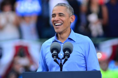 Başkan Barack Obama, Florida Kissimmee 'deki Osceola Heritage Park Stadyumu' nda düzenlenen kampanya mitinginde Demokrat başkan adayı Hillary Clinton 'a seslendi..  