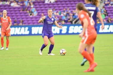 Orlando Pride, 22 Nisan 2018 'de Florida, Orlando' daki Exploria Stadyumu 'nda Houston Dash' e ev sahipliği yaptı..  