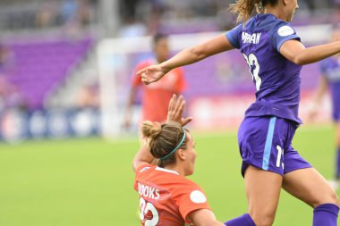 Orlando Pride, 22 Nisan 2018 'de Florida, Orlando' daki Exploria Stadyumu 'nda Houston Dash' e ev sahipliği yaptı..  