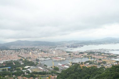 Bir kasabayla sahil şeridinin güzel hava manzarası. 