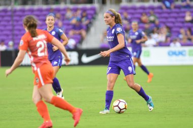 Orlando Pride, 22 Nisan 2018 'de Florida, Orlando' daki Exploria Stadyumu 'nda Houston Dash' e ev sahipliği yaptı..  