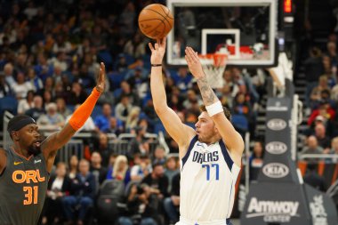 Dallas Mavericks oyuncusu Luka Donciç # 77, 21 Şubat 2020 tarihinde Orlando Florida 'daki Amway Center' da oynanan maçta üçlük atıyor.. 