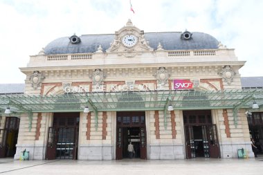 Tren istasyonunun ön yüzünü göster 