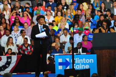 Başkan Barack Obama 28 Ekim 2016 'da Orlando Florida' daki CFE Arena 'da başkan adayı Hillary Clinton için bir kampanya mitingine ev sahipliği yaptı..  