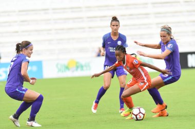 Orlando Pride, 22 Nisan 2018 'de Florida, Orlando' daki Exploria Stadyumu 'nda Houston Dash' e ev sahipliği yaptı.. 