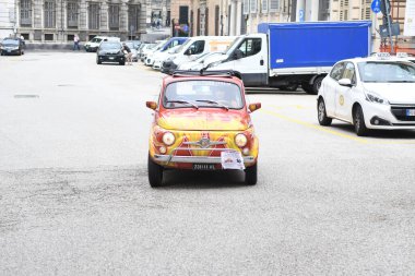 Küçük şirin İtalyan arabasının manzarası