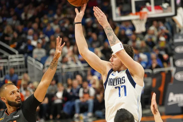 Dallas Mavericks Spiller Luka Doncic Skyder Tre Point Løbet Spillet - Stock-foto