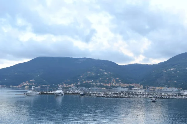 Bella Vista Della Costa Con Una Città — Foto Stock