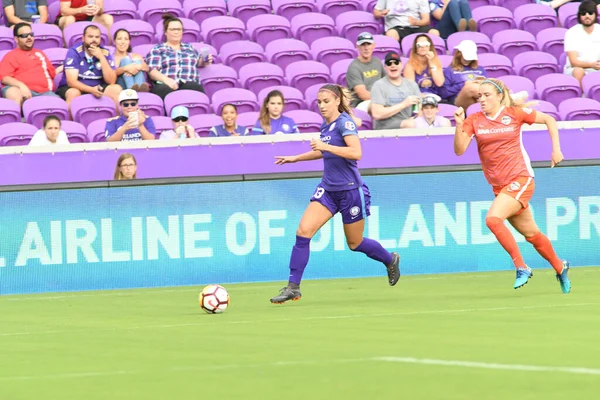 Orlando Pride, 22 Nisan 2018 'de Florida, Orlando' daki Exploria Stadyumu 'nda Houston Dash' e ev sahipliği yaptı.. 