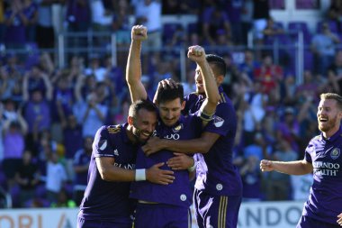 Orlando Magic oyuncusu Fournier, 25 Ekim 2018 tarihinde Orlando Florida 'daki Amway Center' da spor ceketlilere karşı gol atmaya çalıştı..  