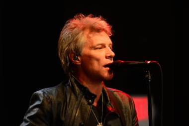 Şarkıcı Jon Bon Jovi, 5 Kasım 2016 'da St. Petersburg Florida' da Devlet Street Theater in Support of HIllary Clinton 'ın Başkan İhalesi' nde sahne alıyor.