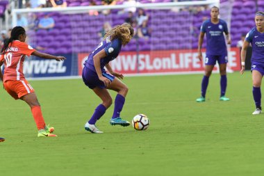 Orlando Pride, 22 Nisan 2018 'de Florida, Orlando' daki Exploria Stadyumu 'nda Houston Dash' e ev sahipliği yaptı..  