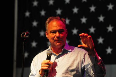 Şarkıcı Jon Bon Jovi, 5 Kasım 2016 'da St. Petersburg Florida' da Devlet Street Theater in Support of HIllary Clinton 'ın Başkan İhalesi' nde sahne alıyor.