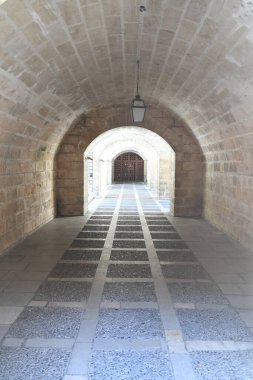 Kalenin kemerleriyle eski koridora bak.