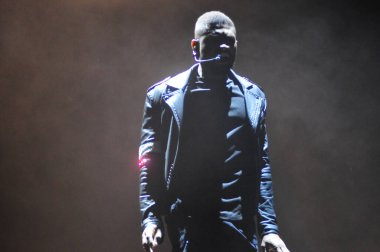 R & B Şarkıcısı Usher 12 Aralık 2014 'te Orlando Florida' daki Amway Center 'da sahne alacak..  