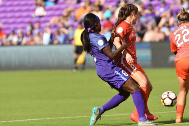 Orlando Pride, 22 Nisan 2018 'de Florida, Orlando' daki Exploria Stadyumu 'nda Houston Dash' e ev sahipliği yaptı..  