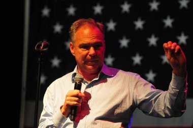 Şarkıcı Jon Bon Jovi, 5 Kasım 2016 'da St. Petersburg Florida' da Devlet Street Theater in Support of HIllary Clinton 'ın Başkan İhalesi' nde sahne alıyor.