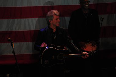 Şarkıcı Jon Bon Jovi, 5 Kasım 2016 'da St. Petersburg Florida' da Devlet Street Theater in Support of HIllary Clinton 'ın Başkan İhalesi' nde sahne alıyor.