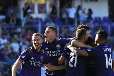 Orlando Magic oyuncusu Fournier, 25 Ekim 2018 tarihinde Orlando Florida 'daki Amway Center' da spor ceketlilere karşı gol atmaya çalıştı..  