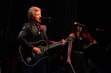 Şarkıcı Jon Bon Jovi, 5 Kasım 2016 'da St. Petersburg Florida' da Devlet Street Theater in Support of HIllary Clinton 'ın Başkan İhalesi' nde sahne alıyor.