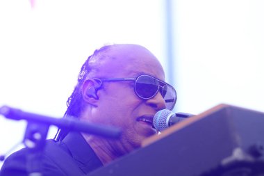 Stevie Wonder, Başkan Barack Obama 'nın 6 Kasım 2016' da Kissimmee Florida 'da başkanlık adaylığını destekleyen mitinginde performans sergiliyor..