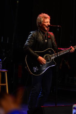Şarkıcı Jon Bon Jovi, 5 Kasım 2016 'da St. Petersburg Florida' da Devlet Street Theater in Support of HIllary Clinton 'ın Başkan İhalesi' nde sahne alıyor.