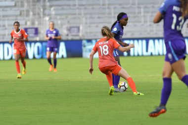 Orlando Pride, 22 Nisan 2018 'de Florida, Orlando' daki Exploria Stadyumu 'nda Houston Dash' e ev sahipliği yaptı..  