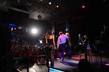Şarkıcı Jon Bon Jovi, 5 Kasım 2016 'da St. Petersburg Florida' da Devlet Street Theater in Support of HIllary Clinton 'ın Başkan İhalesi' nde sahne alıyor.