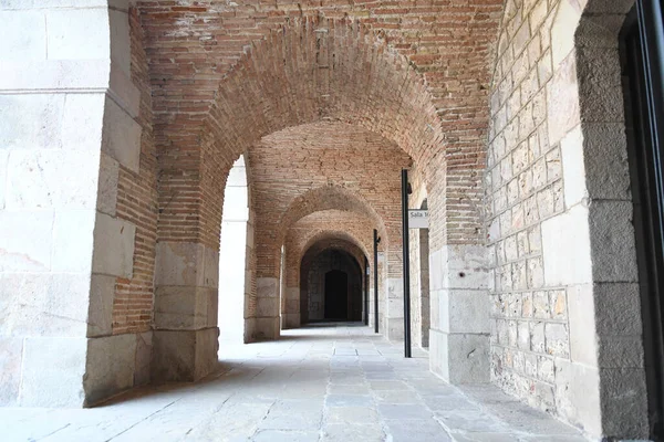 Kemer şeklindeki tuğla girişe bak