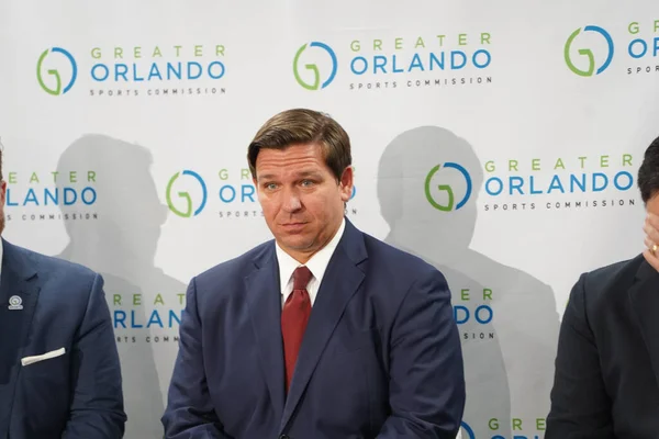 フロリダ州知事ロン デサンティスとアレックス レイタオとの記者会見7月水曜日31 2019 フロリダ州オーランドのエクスプローラスタジアムで — ストック写真