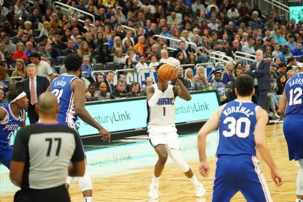 Orlando Magic 27 Aralık 2019 Cuma günü Orlando, Florida 'daki Amway Arena' da Philadelphia 76ers 'a ev sahipliği yapıyor..