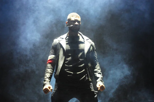 B歌手Usher于2015年12月12日在佛罗里达州奥兰多的安利中心表演 — 图库照片