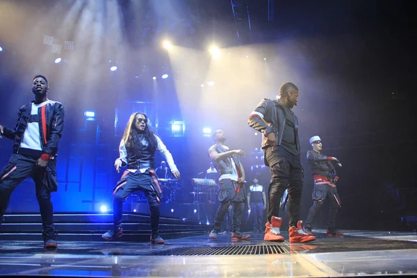 R & B Şarkıcısı Usher 12 Aralık 2015 'te Orlando Florida' daki Amway Center 'da sahne alacak..