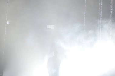 R & B Şarkıcısı Usher 12 Aralık 2014 'te Orlando Florida' daki Amway Center 'da sahne alacak..  