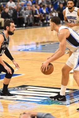 Orlando Magic, 19 Aralık 2018 tarihinde Orlando Florida 'daki Amway Center' da San Antonio Spurs 'a ev sahipliği yapmaktadır.